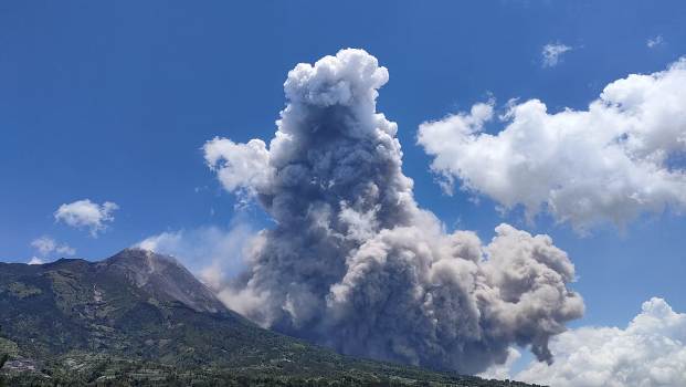  Gunung Merapi Muntahkan Awan Panas, Potensi Bahaya Capai Radius 7 Kilometer